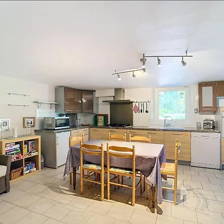 Апартаменты Le Prieure Beautiful 4 Bedroom Stone With Pool Saint-Germain-du-Bel-Air